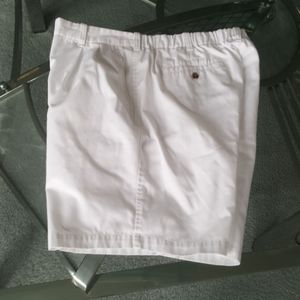 Outerrim. White shorts. 40/8
